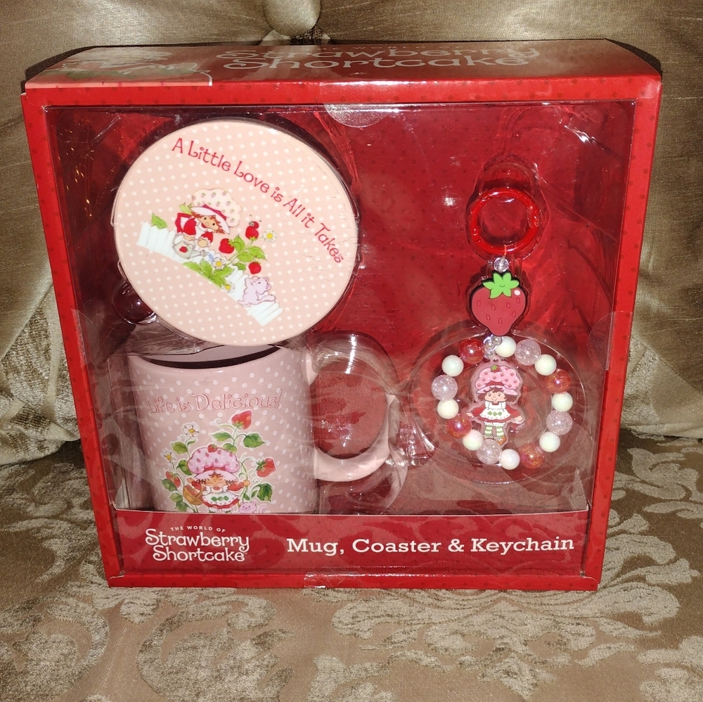 STRAWBERRY SHORTCAKE MUG COASTER  & KEYCHAIN SET STRAWBERRY SHORTCAKE GIFT SET
